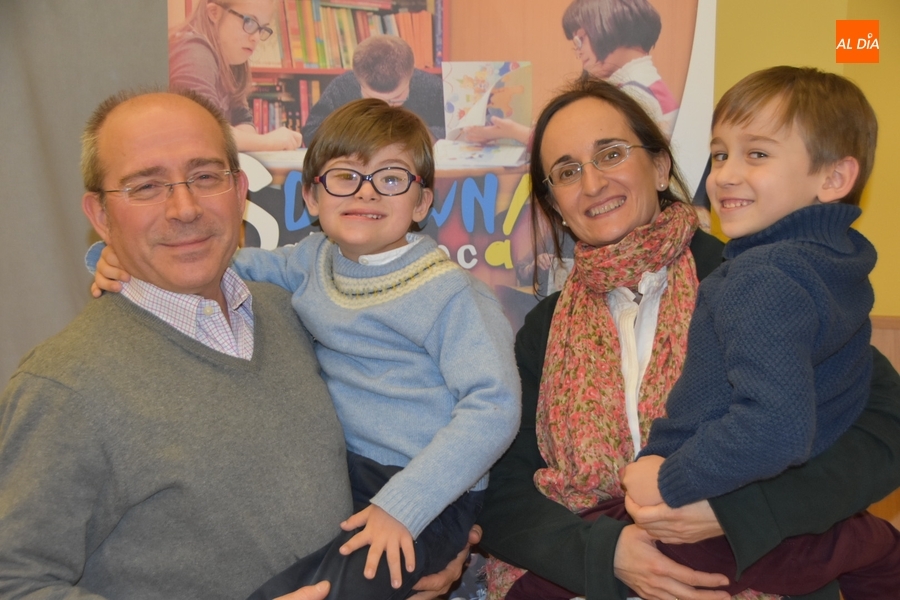 Pablo tiene siempre una sonrisa para mejorar el día de sus padres y su hermano Juan | Fotos: Paula Zorita
