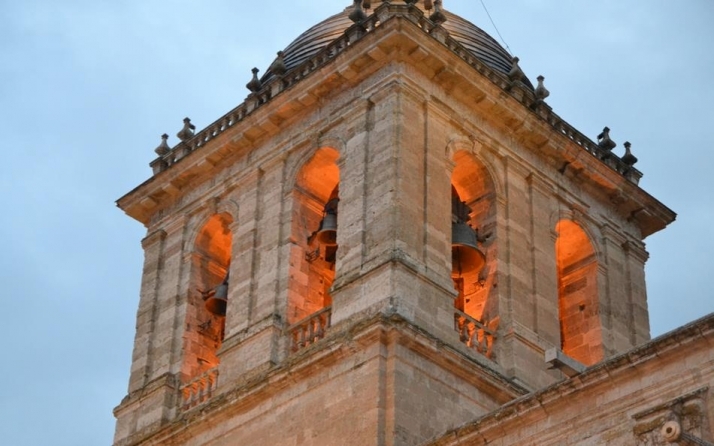 Las campanas de la Diócesis repicarán todos los días a las 12.00 horas como signo de...