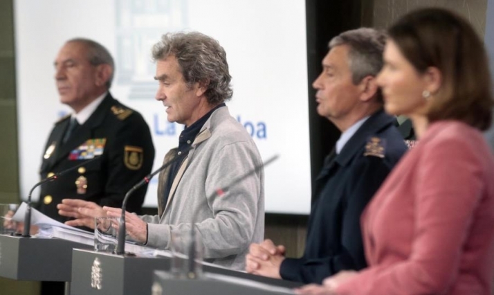 El DAO de la Policía, José Ángel González; el director del Centro de Coordinación de Alertas y Emergencias Sanitarias, Fernando Simón; el general del Ejército del Aire Miguel Ángel Villarroya. Foto Moncloa