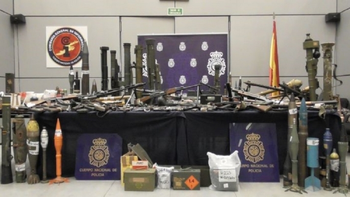 Un importante depósito de armas consistente en 26 lanzagranadas, 37 armas largas, 70 armas cortas, numerosos proyectiles y granadas y numerosas piezas fundamentales