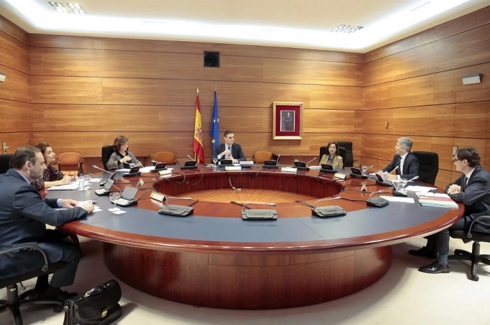 El presidente del Gobierno, Pedro Sánchez, preside este martes el primer Consejo de Ministros virtual de la historia de España debido a la crisis del coronavirus | MONCLOA