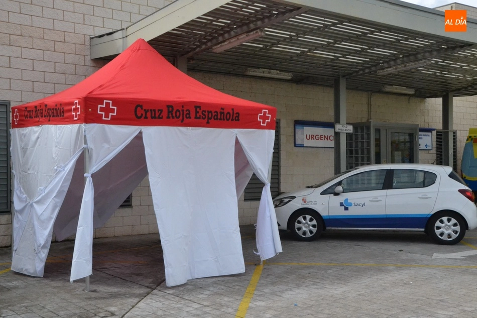 Cruz Roja instala una carpa junto al Centro de Salud para que no se junten los pacientes leves y...