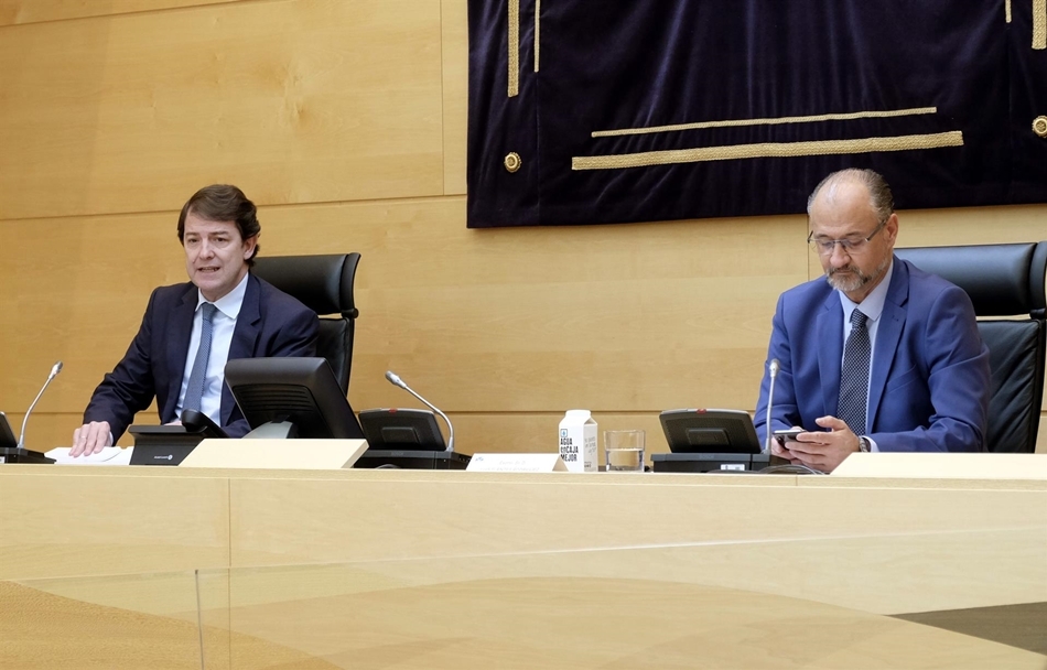 Comparecencia de Fernández Mañueco (izda) con el presidente de las Cortes, Luis Fuentes, a su derecha