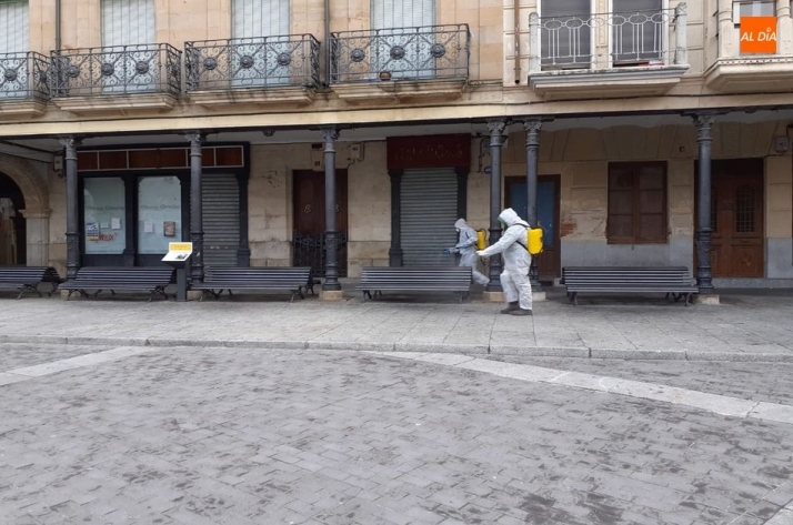 Desinfección en la Plaza Mayor de Alba de Tormes