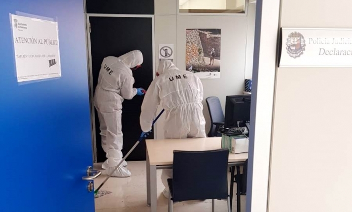 Militares en las tareas de desinfección de la comisaría de la Policía Local