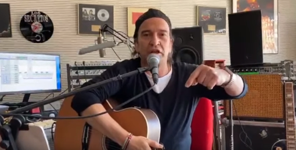 Álvaro Urquijo, en una imagen del vídeo de Los Secretos