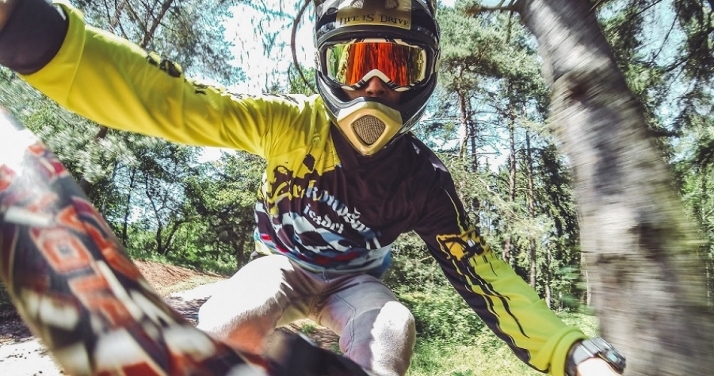 Cómo instalar una cámara deportiva en un casco