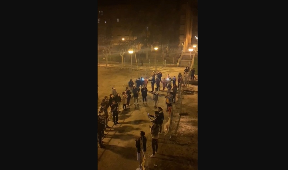 Captura de la imagen de la gente que se ha concentrado para cantar en este barrio salmantino | EP