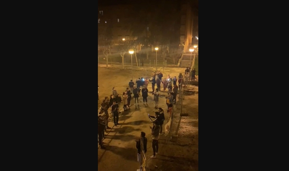 Captura de la imagen de la gente que se ha concentrado para cantar en este barrio salmantino | EP