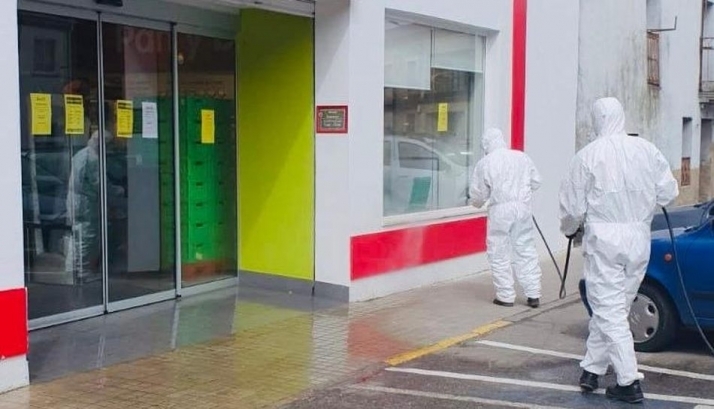 Empleados municipales procedían este miércoles a la desinfección de los puntos más frecuentados del municipio