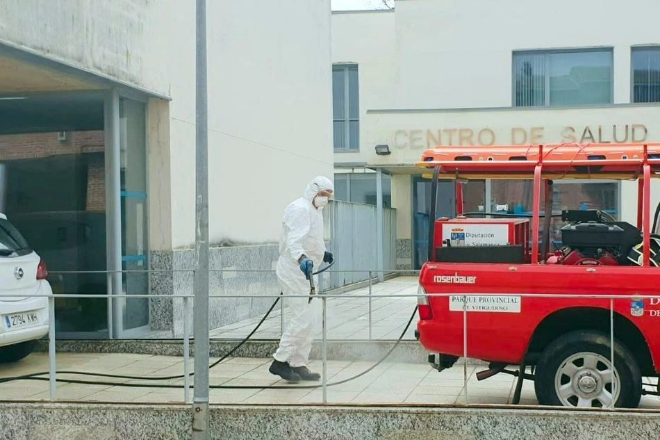 Foto 9 - El Ayuntamiento de Vitigudino procede a la desinfecci&oacute;n de los puntos m&aacute;s frecuentados  