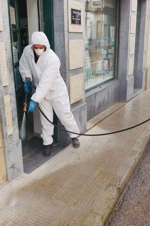 Foto 7 - El Ayuntamiento de Vitigudino procede a la desinfecci&oacute;n de los puntos m&aacute;s frecuentados  