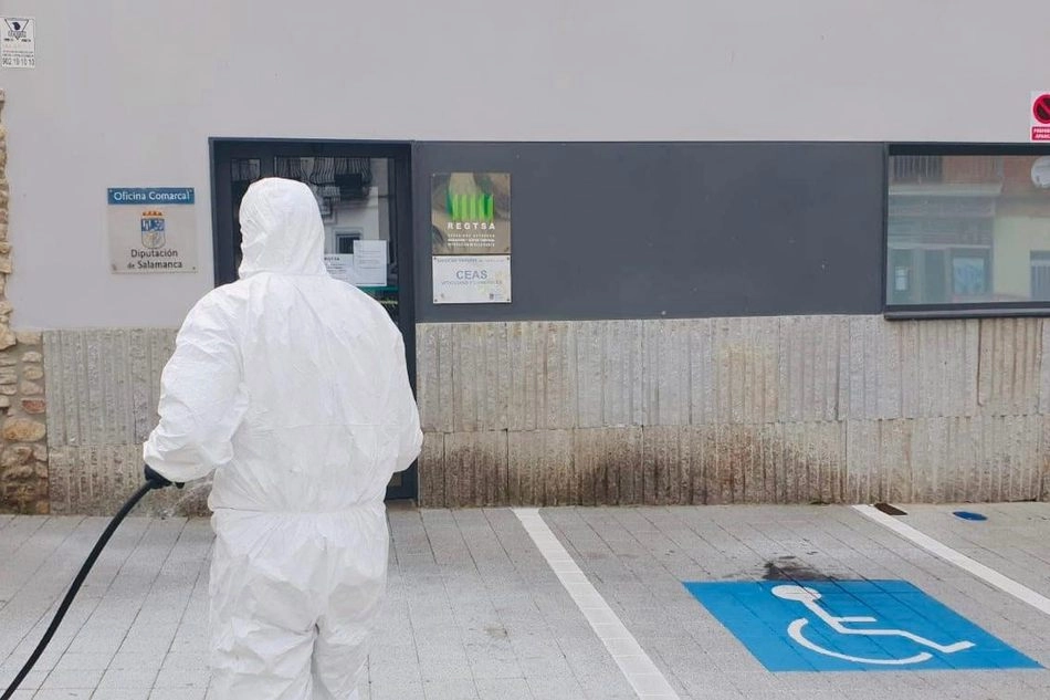 Foto 6 - El Ayuntamiento de Vitigudino procede a la desinfecci&oacute;n de los puntos m&aacute;s frecuentados  