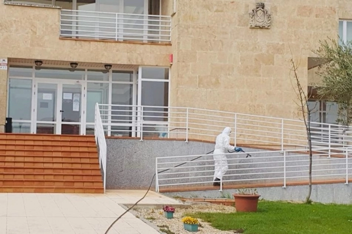Foto 5 - El Ayuntamiento de Vitigudino procede a la desinfecci&oacute;n de los puntos m&aacute;s frecuentados  