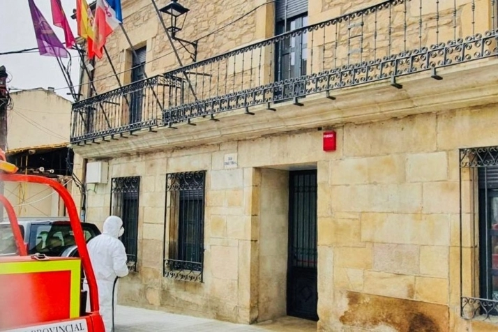 Foto 4 - El Ayuntamiento de Vitigudino procede a la desinfecci&oacute;n de los puntos m&aacute;s frecuentados  