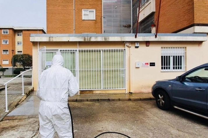 Foto 3 - El Ayuntamiento de Vitigudino procede a la desinfecci&oacute;n de los puntos m&aacute;s frecuentados  