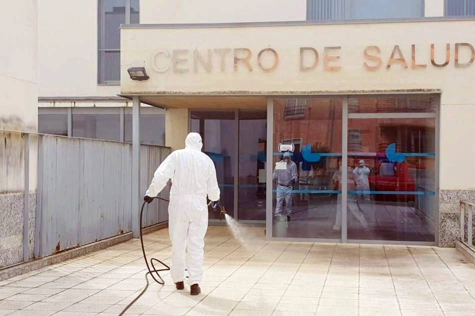 Foto 2 - El Ayuntamiento de Vitigudino procede a la desinfecci&oacute;n de los puntos m&aacute;s frecuentados  