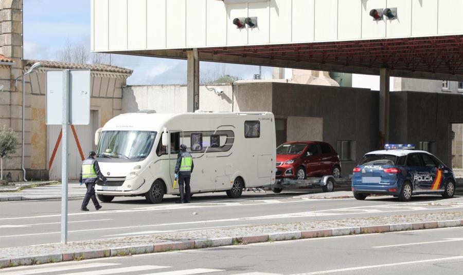 Efectivos de la Policía Nacional realizan controles en el puesto fronterizo con Portugal en Fuentes de Oñoro (Salamanca) tras el cierre de fronteras. Foto Manuel Ángel Laya - EP