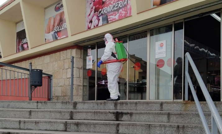 Urbaser y el Ayuntamiento desinfectan los puntos de mayor concentración de personas  