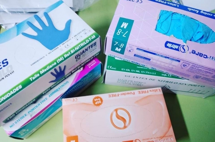 La Fundación Luna dona los guantes que tenía guardados al Centro de Salud  