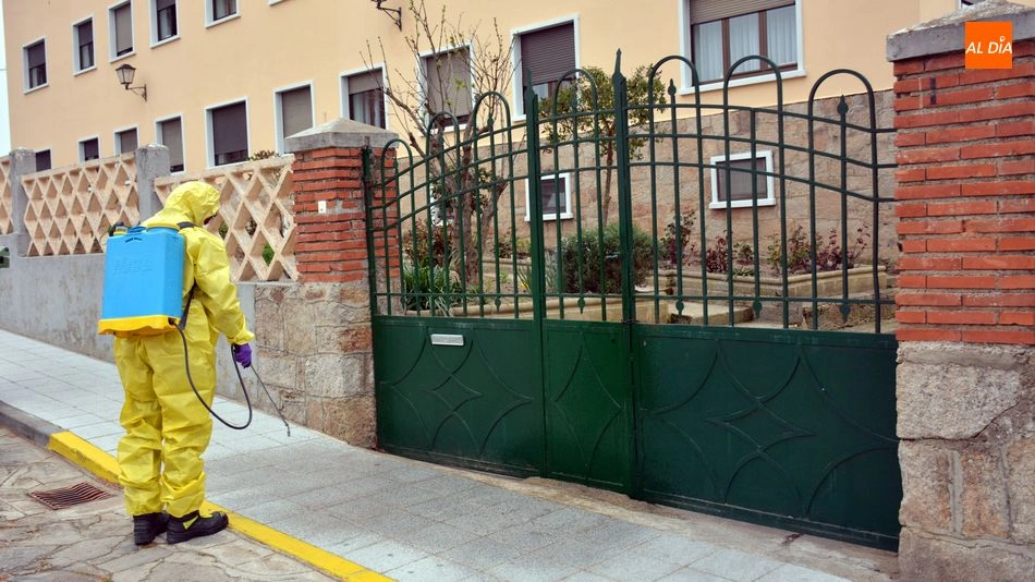 Foto 11 - Los Bomberos de Lumbrales realizan la desinfecci&oacute;n de las puertas de edificios p&uacute;blicos y...