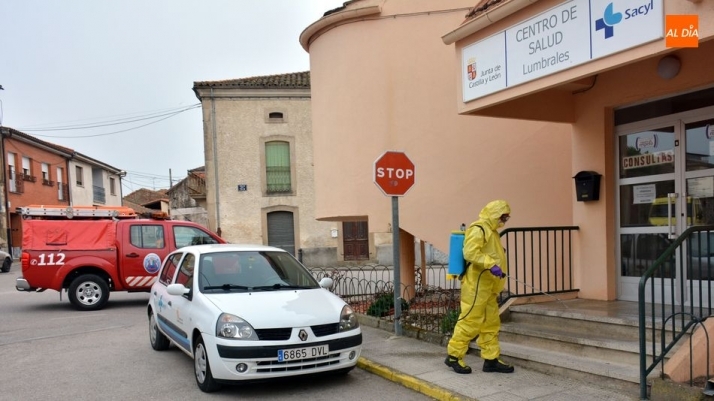 Un bombero realiza la desinfección a la entrada del centro de salud de Lumbrales / E. Corredera