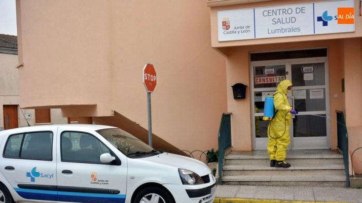 Foto 10 - Los Bomberos de Lumbrales realizan la desinfecci&oacute;n de las puertas de edificios p&uacute;blicos y...