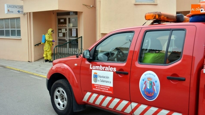 Foto 9 - Los Bomberos de Lumbrales realizan la desinfecci&oacute;n de las puertas de edificios p&uacute;blicos y...
