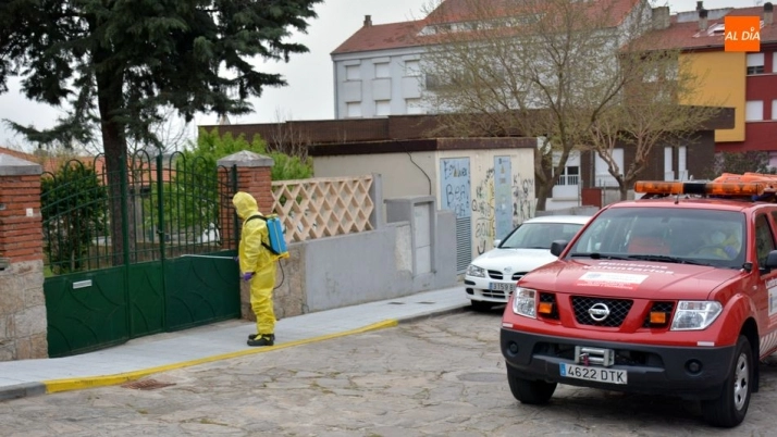 Foto 6 - Los Bomberos de Lumbrales realizan la desinfecci&oacute;n de las puertas de edificios p&uacute;blicos y...