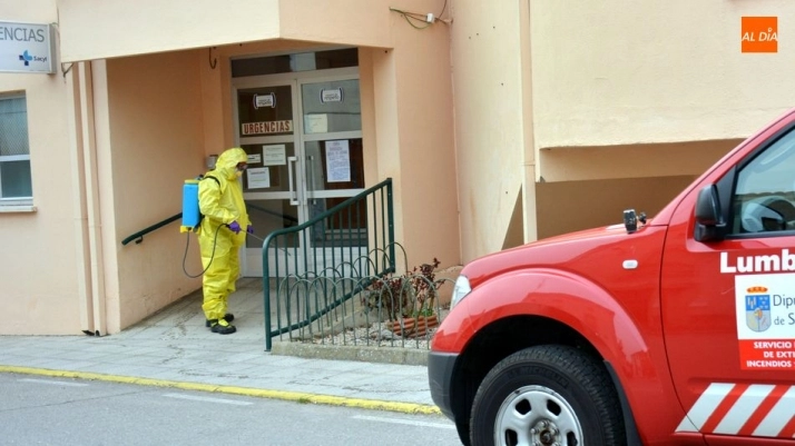 Foto 5 - Los Bomberos de Lumbrales realizan la desinfecci&oacute;n de las puertas de edificios p&uacute;blicos y...