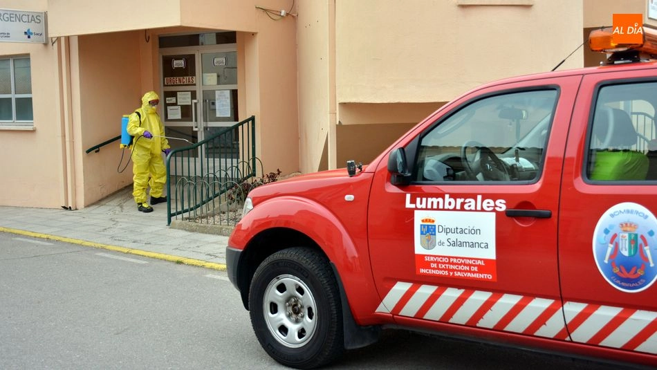 Foto 3 - Los Bomberos de Lumbrales realizan la desinfecci&oacute;n de las puertas de edificios p&uacute;blicos y...