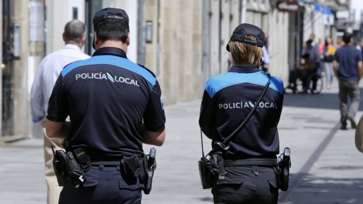 Dos agentes en la calle