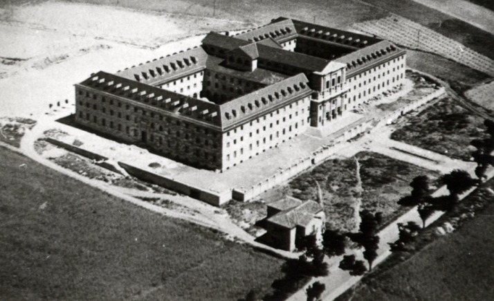 El colegio de San Agustín junto a la carretera de Valladolid