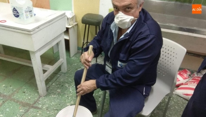 La idea parte de personal sanitario para paliar la escasez de recipientes de desinfección y mascarillas