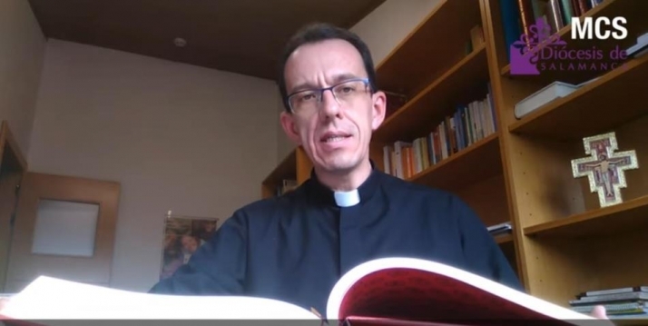 Jóse Ángel Ávila, sacerdote de la Diócesis de Salamanca, en uno de estos vídeos