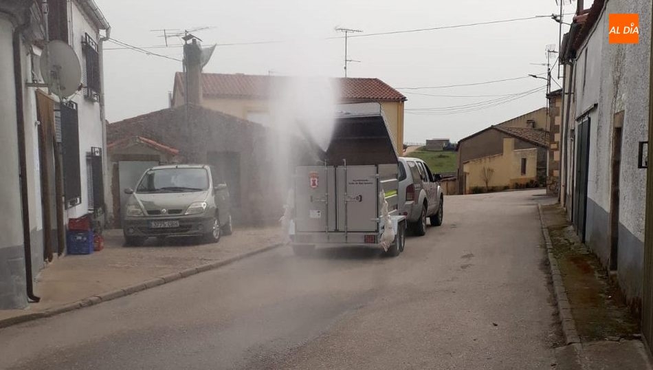 Tras la desinfección en primer lugar de los puntos menos accesibles, el remolque desinfecta solo las calles