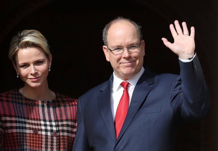 Alberto de Mónaco saluda a sus fieles