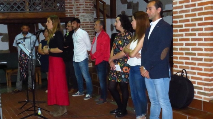La alcaldesa, Patricia Martín, en primer término, en una imagen acompañada por los integrantes de la candidatura con la que el PSOE ganó las elecciones