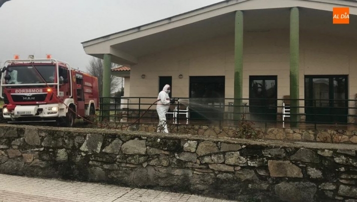 Los mayores son el principal grupo de riesgo de la población, de ahí la desinfección de los alrededores de la residencia