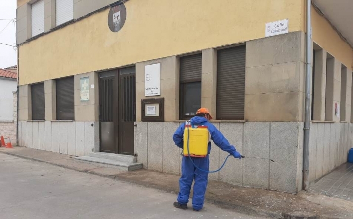 Martín de Yeltes desinfecta calles y edificios para evitar la propagación del virus  