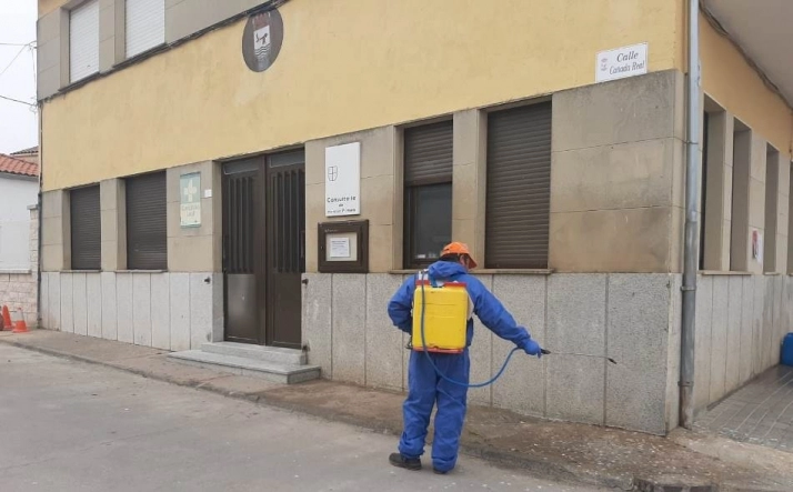 Martín de Yeltes desinfecta calles y edificios para evitar la propagación del virus  