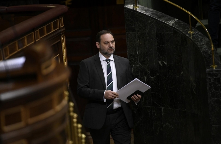 El ministro de Transportes, Movilidad y Agenda Urbana, José Luis Ábalos se dispone a su intervención en el Congreso de los Diputados / EP