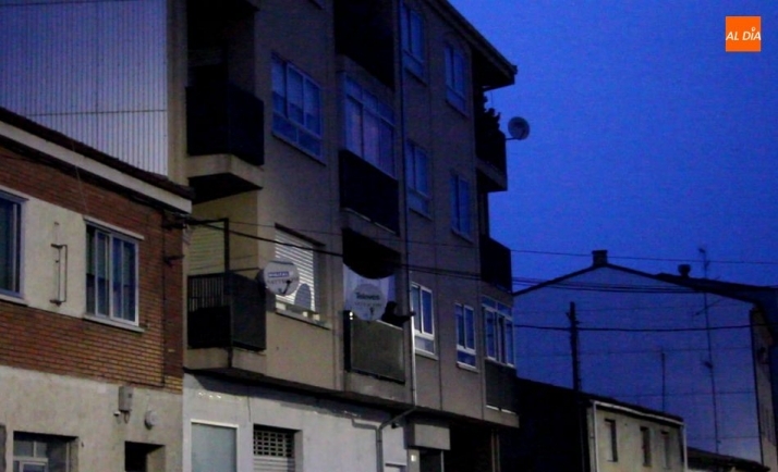 Vitigudino sale a ventanas y balcones para aplaudir a todos aquellos que trabajan para controlar...