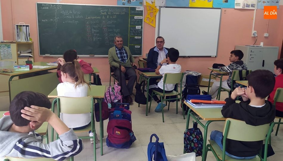 Juan Herrero Bartolomé (bisabuleo) y Baltasar Muñoz Picado (abuelo) contaron cómo jugaban a juegos hoy casi desaparecidos como la rayuela