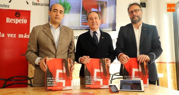 Jesús Juanes, presidente provincial de Cruz Roja, en el centro junto a Javier Vicente, coordinador provincial, y Carlos Santos, secretario provincial. Foto de Lydia González