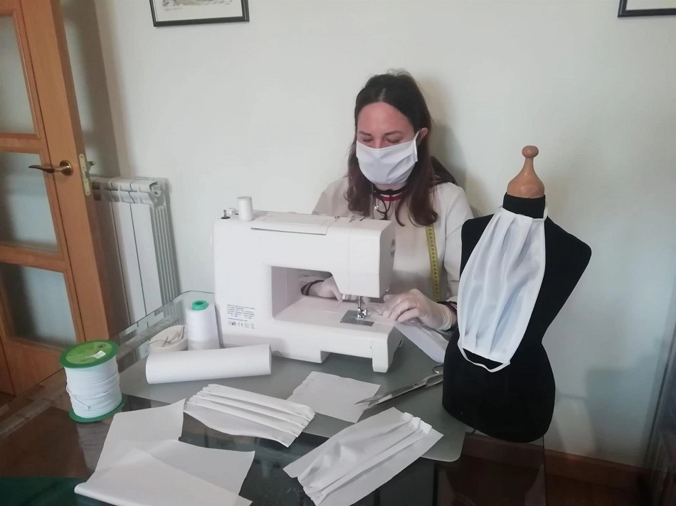Taller de costura dedicado a la elaboración de mascarillas en Santa Marta de Tormes | EP
