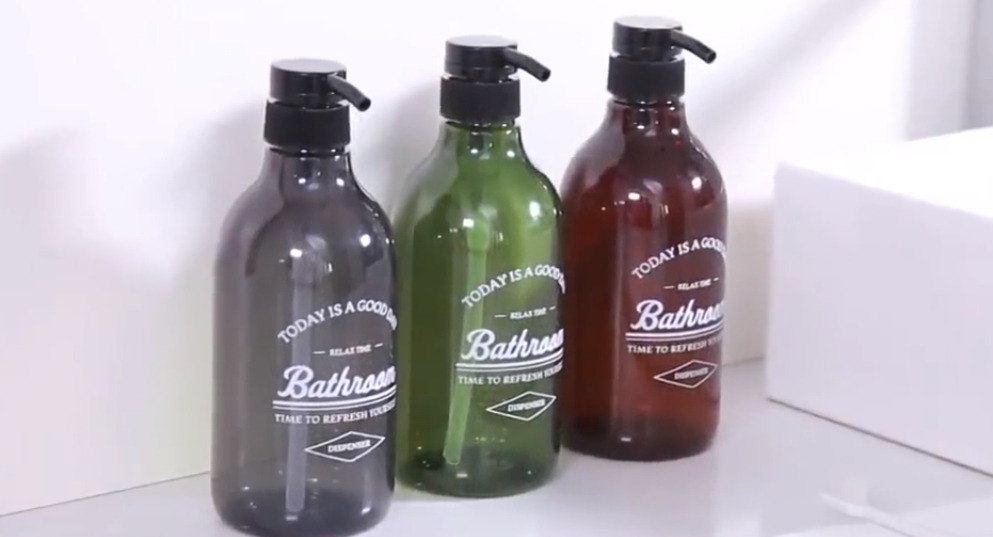 Trabajadoras del Hospital Clínico recogen en Miróbriga dosificadores vacíos de jabón  