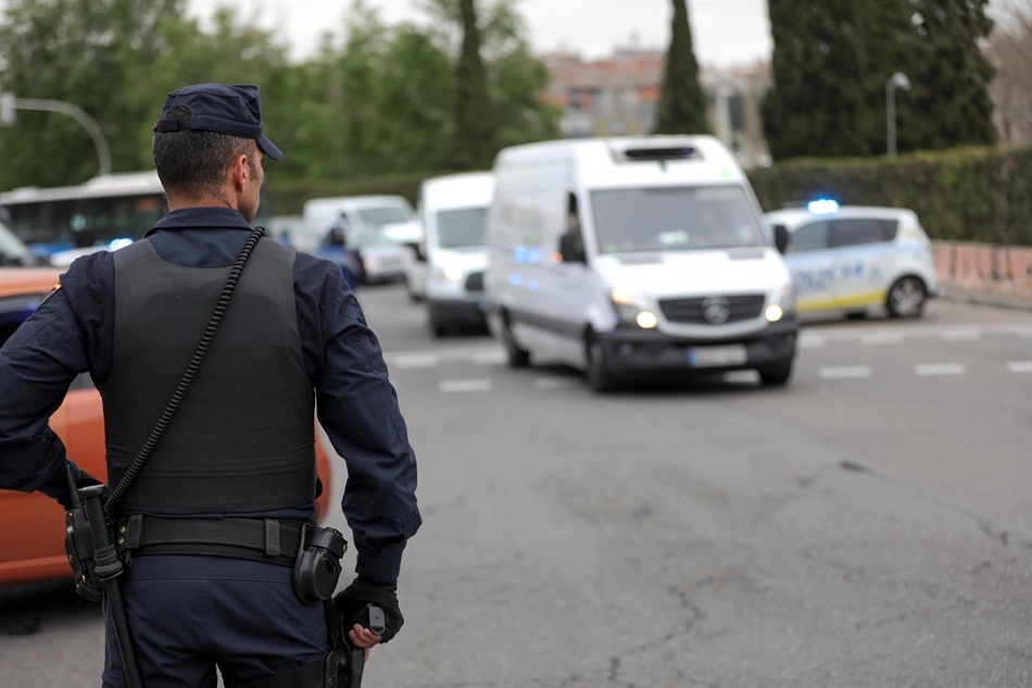 Un agente de la Policía Nacional en un control policial en Madrid. Foto: EP