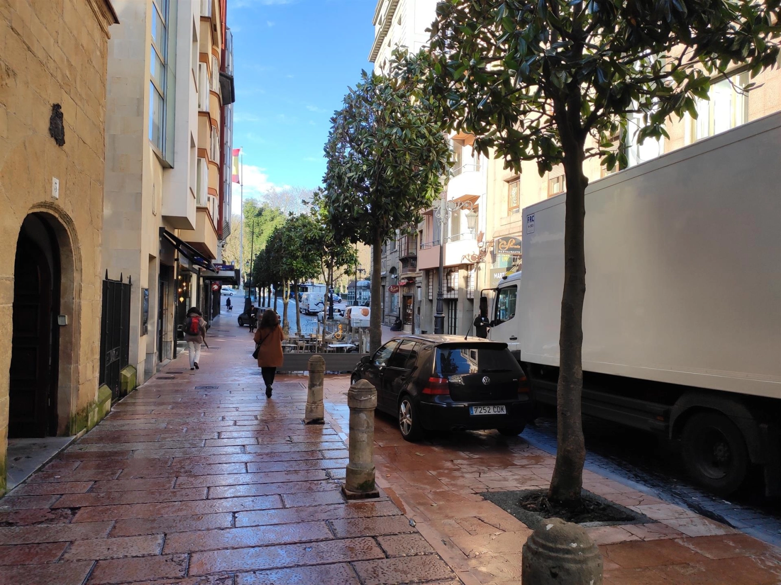 Día de sol y lluvia en Oviedo, en la calle San Francisco, junto al Edificio Histórico de la Universidad / Europa Press