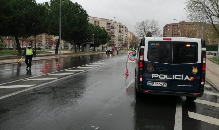 Control de las Fuerzas de Seguridad cerca de la rotonda de Castilla y León en Garrido